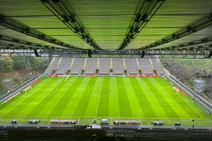 Dve tribine i dve stene - Zvezda na najskupljem stadionu u Portigaliji